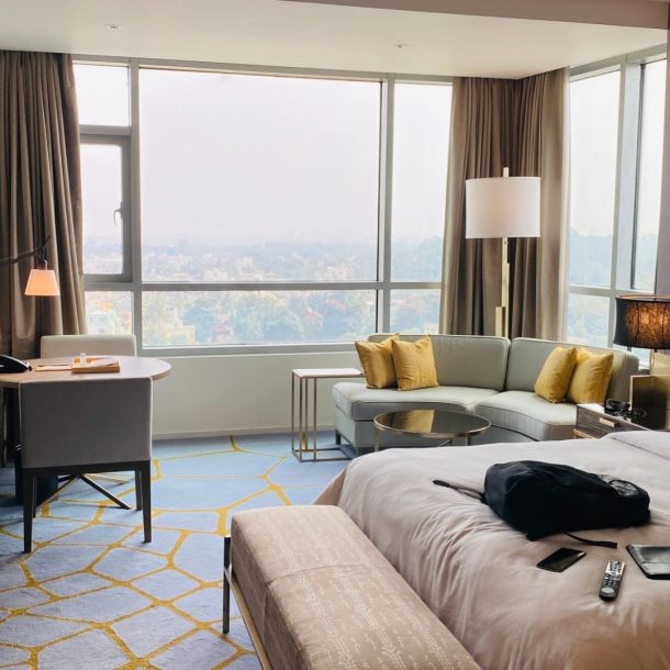 Staycation di Apartemen atau di Hotel